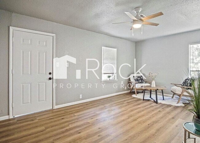 Building Photo - Updated 2 Bedroom Home in Midwest City's Original Mile!