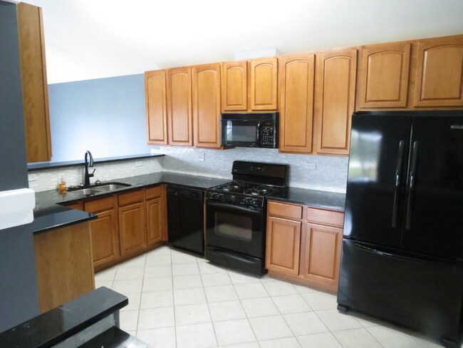 Foto del edificio - 465 Cary Woods Cir