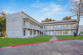 Building Photo - 1803 Oak St