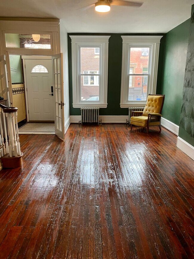 Foto del edificio - Gorgeous 6-Bedroom Rowhome in South Philad...