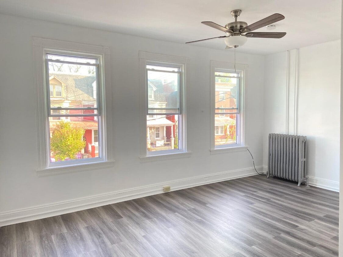 Primary Photo - 351 E New St