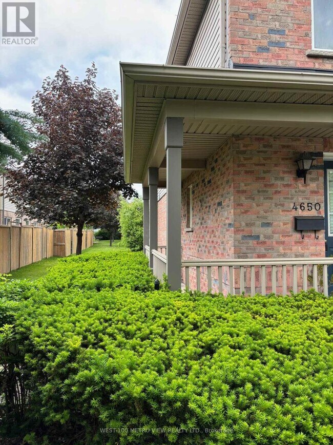 Photo du bâtiment - 4650 Kimbermount Ave