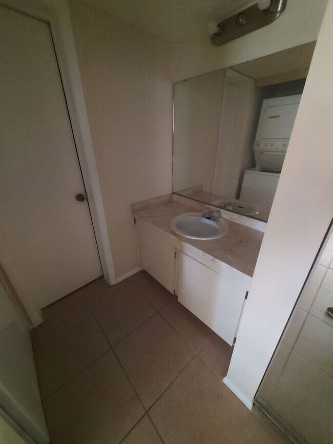 Foto del edificio - 584 Fairways Ln