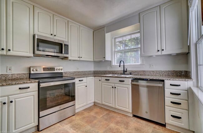 Building Photo - 8578 Circle Dr