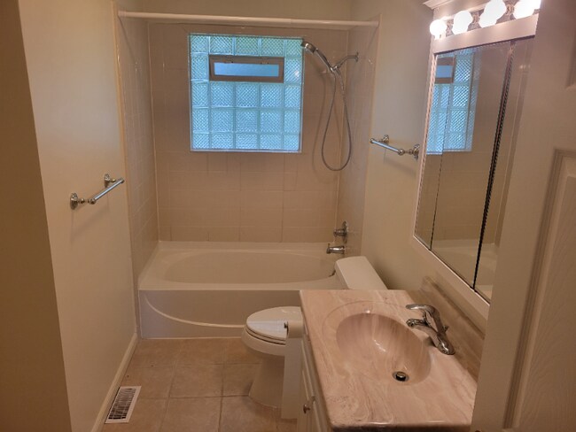 Foto del edificio - 240 O'Doherty Rd