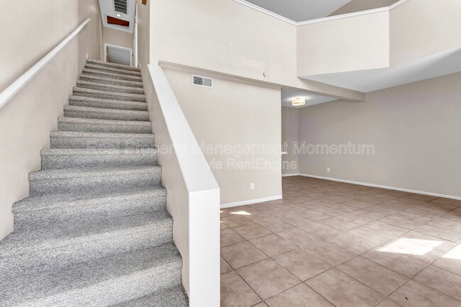 Building Photo - 930 E Primrose St