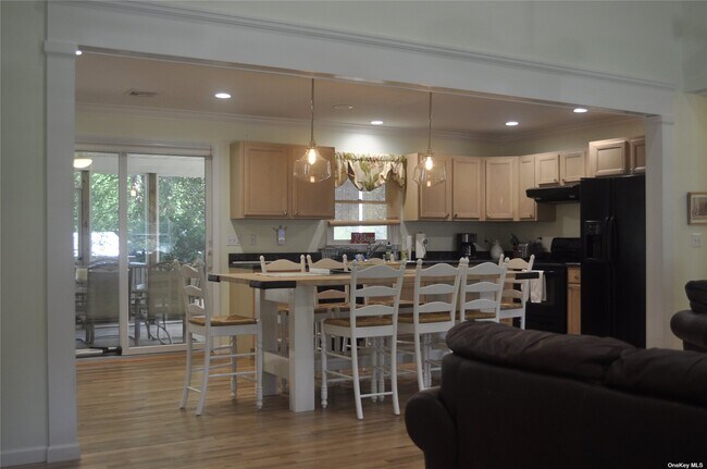 Foto del edificio - 1056 Peconic Bay Blvd