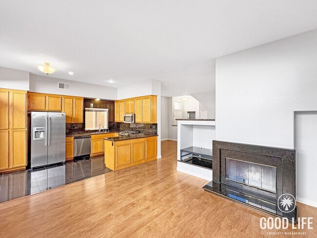 Foto del edificio - Spacious 4BR Home in Central Mira Mesa