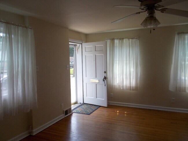 Sala de estar - 216 Bailey Rd