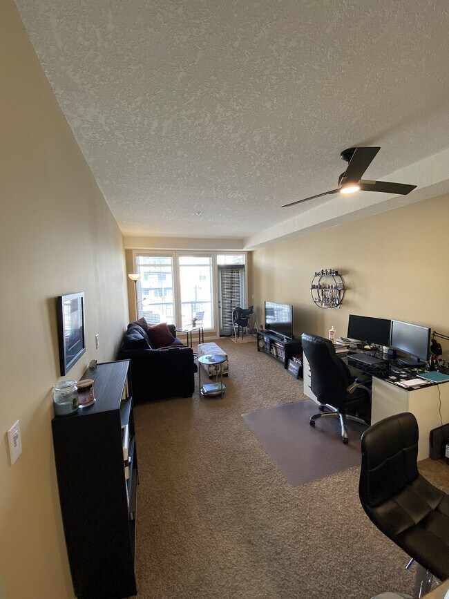 Photo du bâtiment - Convenient 1 Bedroom/1Bathroom Condo Located in the Lake Community of Mid(IP082)
