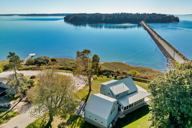 Building Photo - 1 Shoreline Dr