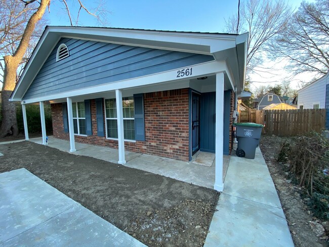 Building Photo - 2 bedroom 1 bath recently renovated near B...