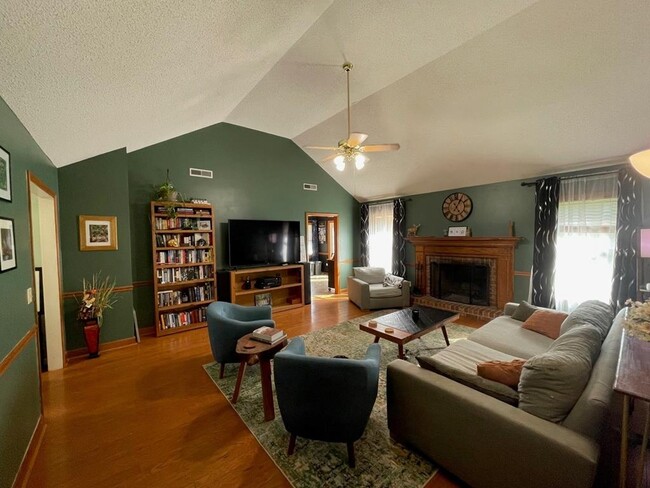Building Photo - 350 Katydid St