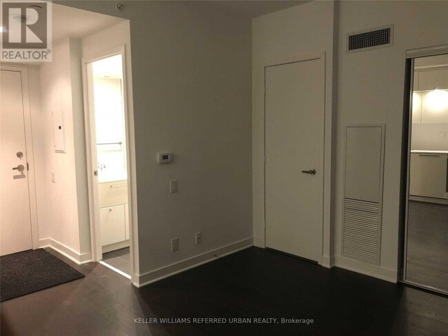 Building Photo - 15 Grenville St