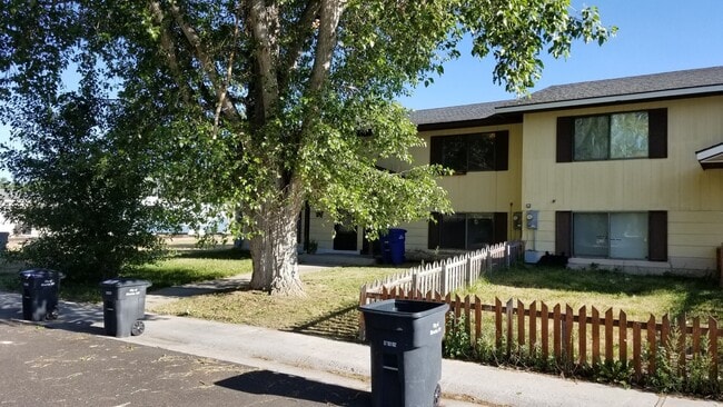 Building Photo - 2 Bed 1.5 Bath Townhouse w/ Covered Fenced...