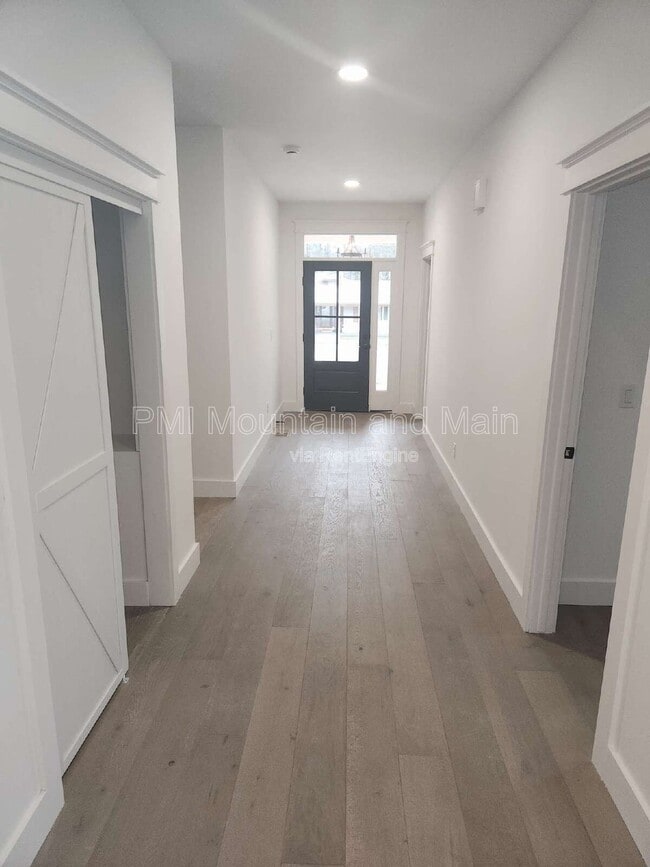 Foto del edificio - 808 Maybank Dr