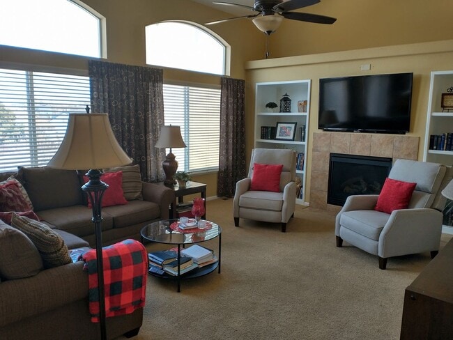 Building Photo - Beautiful 4 Bed 2.5 Bath + High Quality Up...