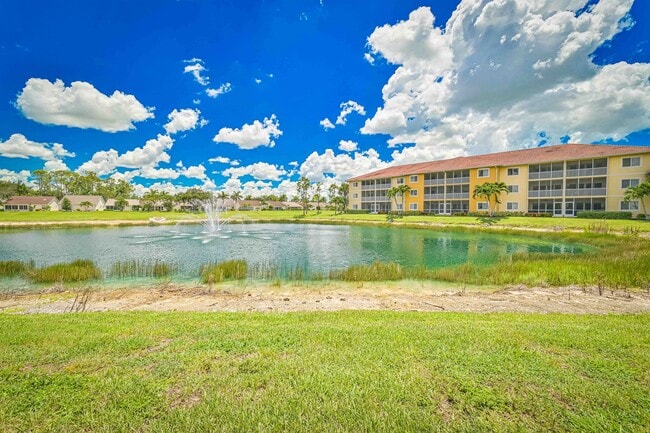 Building Photo - ~ 2/2 Lake View ~ Lakeside Hideaway First ...