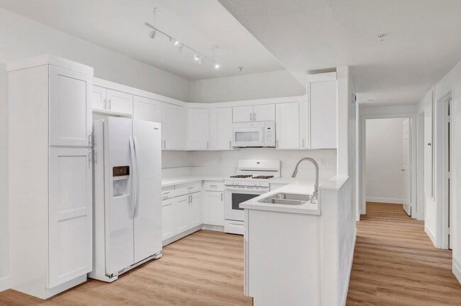 Foto del edificio - Spacious 3-Bed Condo with Updated Kitchen & Baths