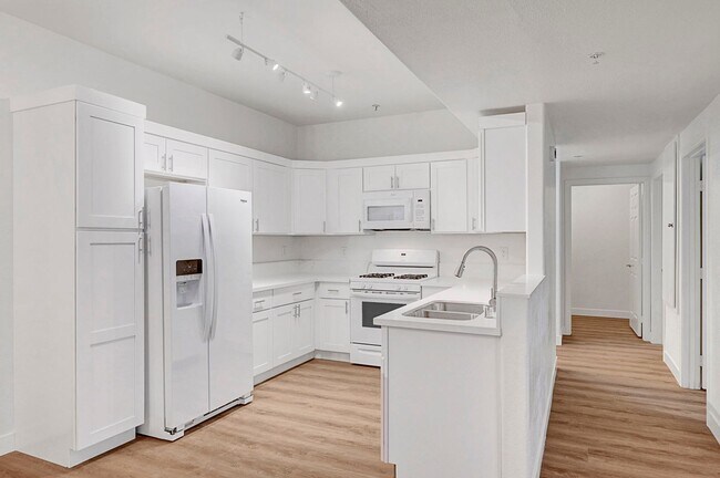 Building Photo - Spacious 3-Bed Condo with Updated Kitchen & Baths