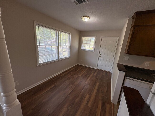 Foto del edificio - 2bed/1bath Duplex