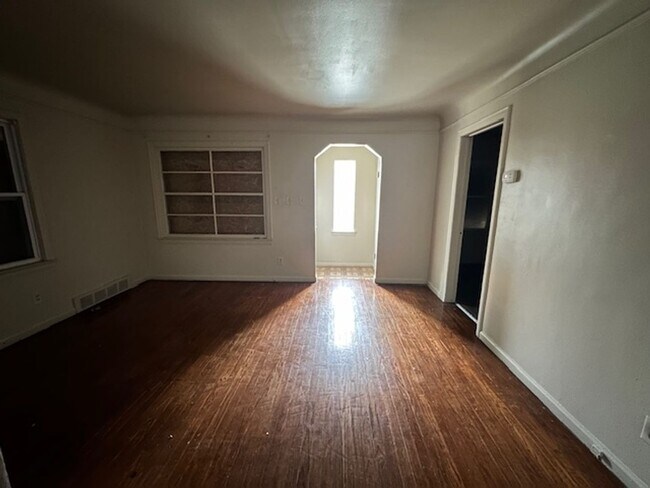 Building Photo - 3 Bedroom 1 Bath Welcome SECTION 8 PLEASE