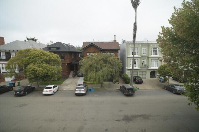 Building Photo - 2 bedroom in San Francisco CA 94118