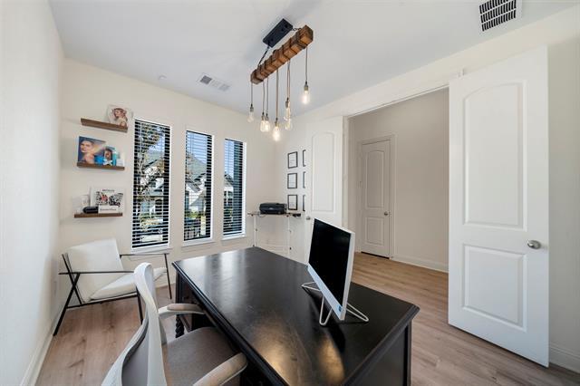 Building Photo - 8109 Mdw Vly Dr