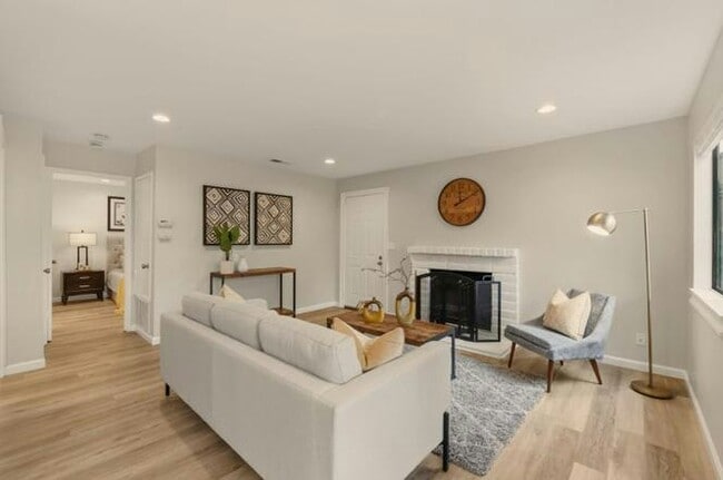Building Photo - 3401 La Terrace Cir