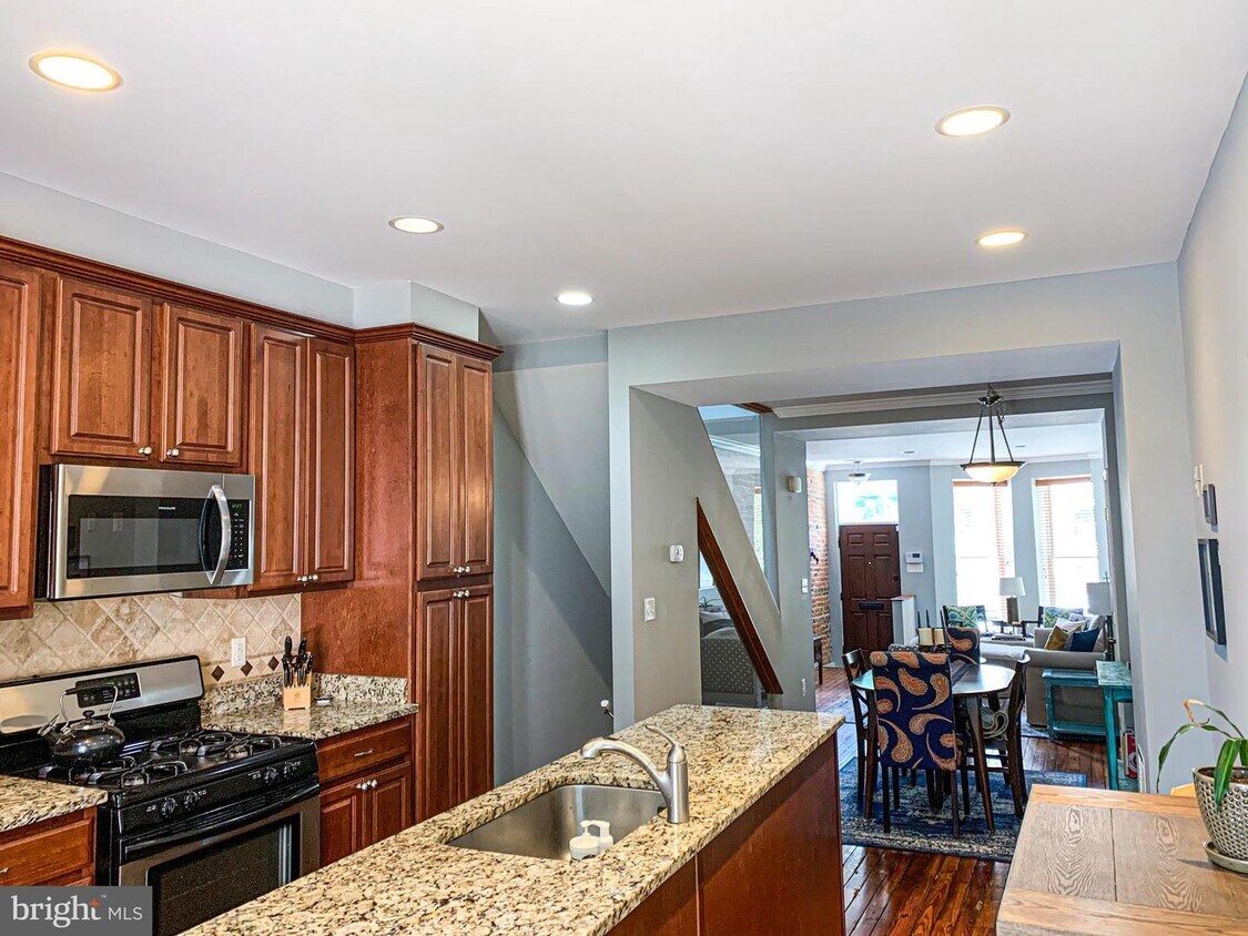 131 N Luzerne Ave, Baltimore, MD 21224 Townhouse for Rent in