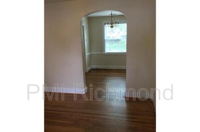 Foto del edificio - 2705 Dellrose Ave