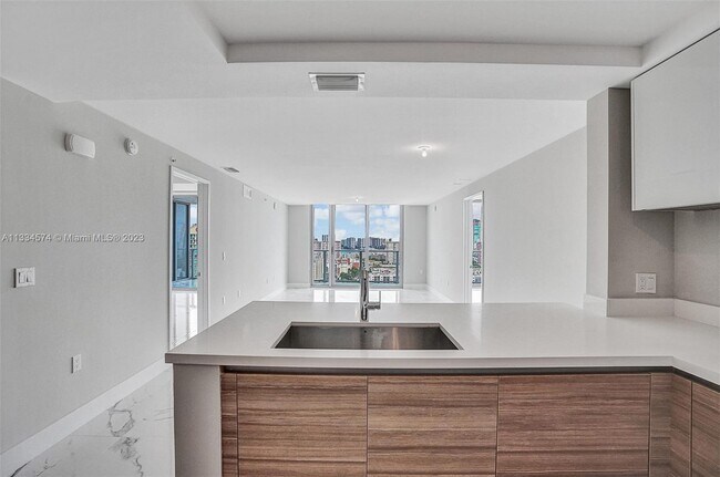 Foto del edificio - 330 Sunny Isles Blvd