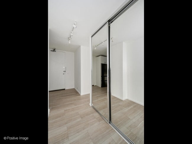 Building Photo - 340 W Diversey Pkwy