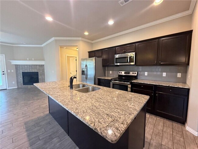 Foto del edificio - Nice 3 bedroom 2 bath 3 car garage home in East Fayetteville