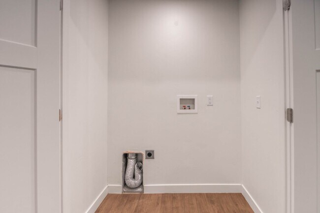 Foto del edificio - Gorgeous, 2-Story Premier Townhomes w/Atta...