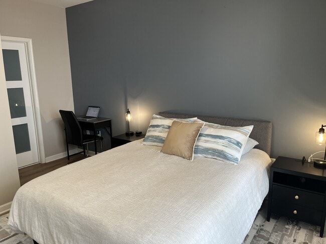 Queen bed and work desk - 27 Booth St