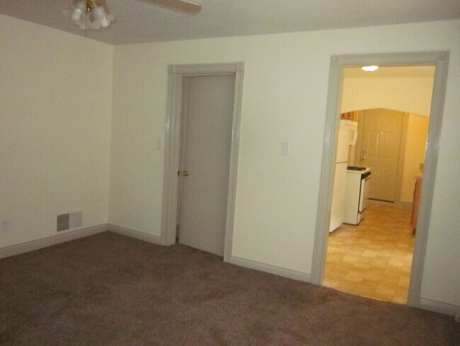 Building Photo - 810 Huestis Ave