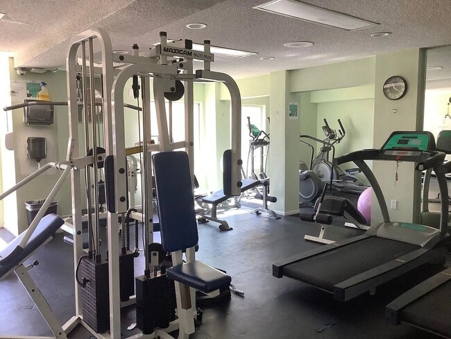 Building Photo - Large 2-bedroom condo at the Plaza Condos in Pacific Beach