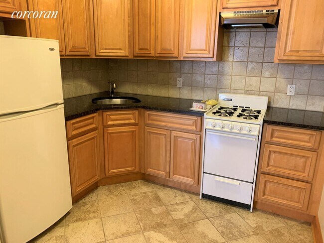 Building Photo - 265 W 72nd St