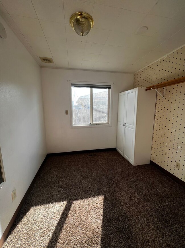 Building Photo - Vine Maple Triplex