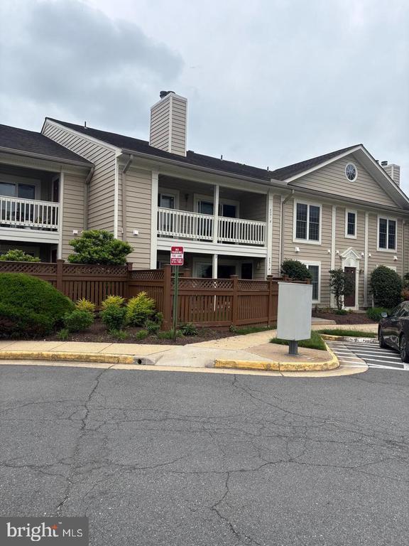 Foto principal - 6051 Essex House Square
