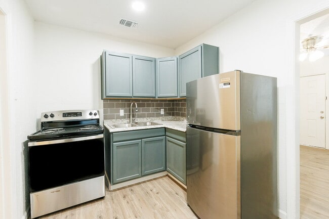 Building Photo - Recently Remodeled Duplex with Modern Touches and a Private Backyard!!