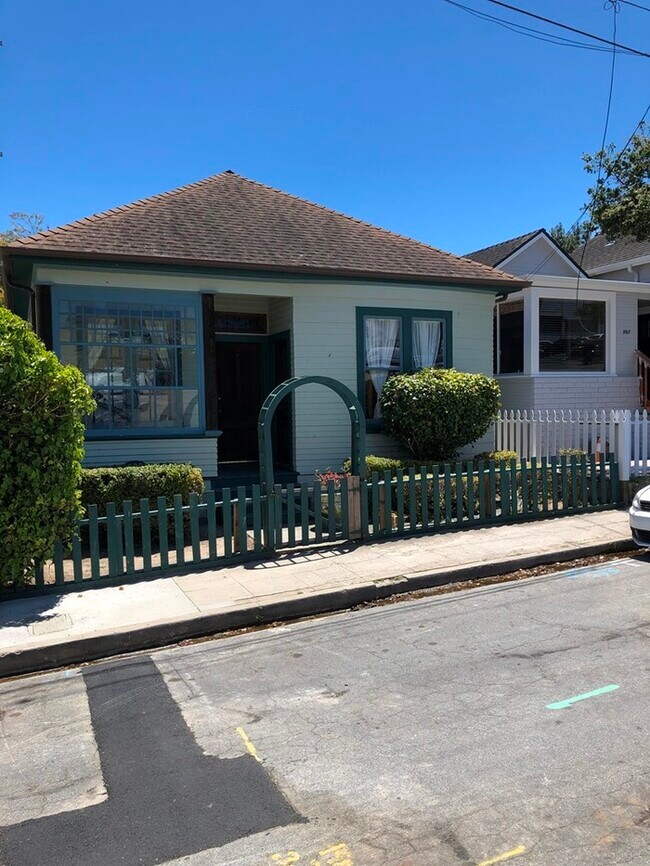 Building Photo - Historic Pacific Grove cottage
