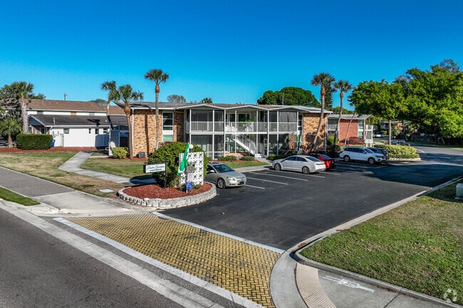 Druid Avenue Entrance - Lindru Gardens