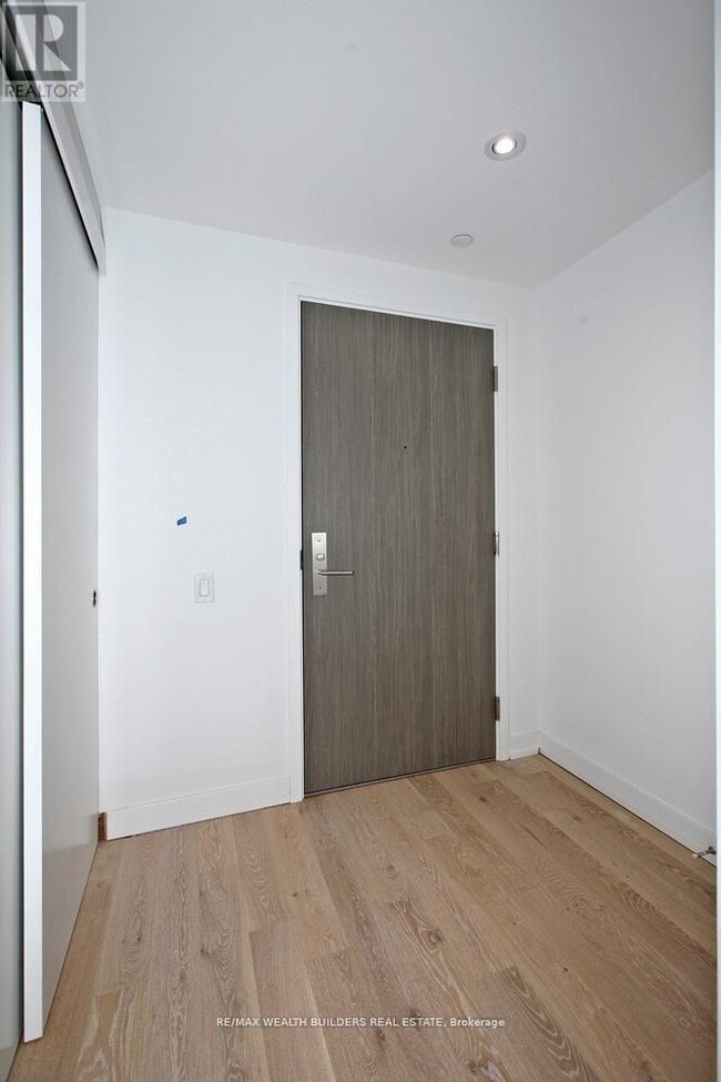 Building Photo - 161-2161 Roehampton Ave