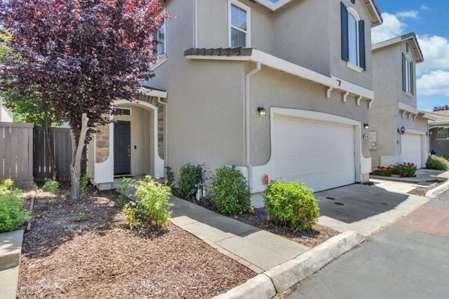 Building Photo - Beautiful 3 bed 2.5 bath in Natomas!