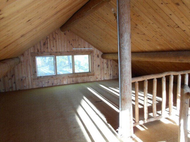 Foto del edificio - Rustic Log Cabin for Rent – Quiet Country ...