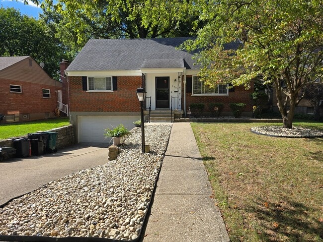 Building Photo - Spacious home with parklike back yard!