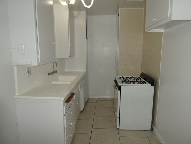 Foto del edificio - San Fernando Valley 1 Bedroom Condo for Rent!