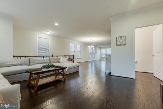 Foto del edificio - Stunning, light-filled end unit townhome in sought-after Brambleton community.